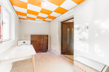 Zádveří z druhé strany domu - Prodej domu 208 m², Příbram