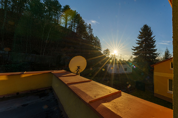 Výhled na zahradu z terasy - Prodej domu 208 m², Příbram