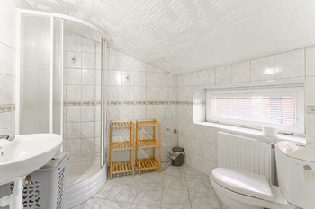 Koupelna s toaletou ve 2.NP - Prodej domu 208 m², Příbram