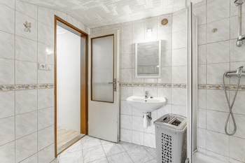 Koupelna s toaletou ve 2.NP - Prodej domu 208 m², Příbram