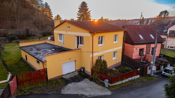 Pohled na dům od silnice - Prodej domu 208 m², Příbram