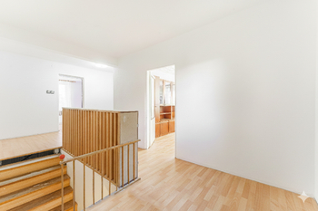 Chodba ve 2.NP - Prodej domu 208 m², Příbram