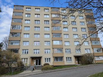 pohled na dům - Prodej bytu 2+1 v osobním vlastnictví 57 m², Karlovy Vary
