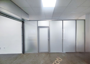 Skleněná průchozí stěna - Pronájem obchodních prostor 113 m², Ostrava