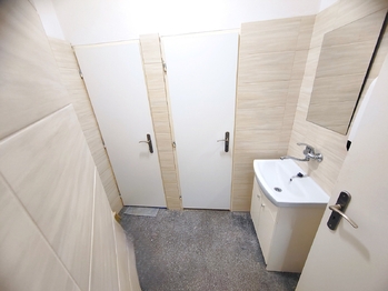 Toaleta a úklidová místnost - Pronájem obchodních prostor 113 m², Ostrava