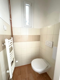 Samostatné WC - Pronájem bytu 2+kk v osobním vlastnictví 50 m², Praha 8 - Libeň