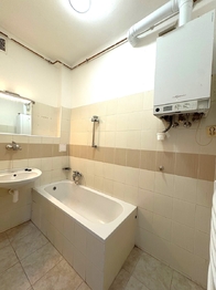 Koupelna - Pronájem bytu 2+kk v osobním vlastnictví 50 m², Praha 8 - Libeň