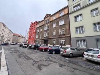 Venkovní pohled na dům - Pronájem bytu 2+kk v osobním vlastnictví 50 m², Praha 8 - Libeň