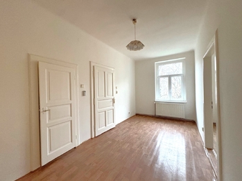 Obývací pokoj s kuchyňsým koutem - Pronájem bytu 2+kk v osobním vlastnictví 50 m², Praha 8 - Libeň