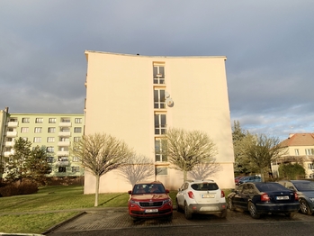 Parkování před domem - Prodej bytu 1+kk v osobním vlastnictví 20 m², Rakovník