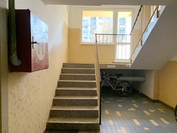 Vchod do patra - Prodej bytu 1+kk v osobním vlastnictví 20 m², Rakovník