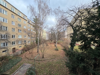 Výhled z okna dr - Pronájem bytu 2+1 v osobním vlastnictví 52 m², Praha 6 - Dejvice