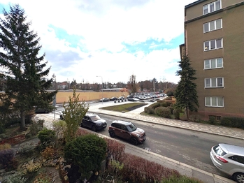 Pohled z okna 1. pokoje - Pronájem bytu 2+1 v osobním vlastnictví 52 m², Praha 6 - Dejvice