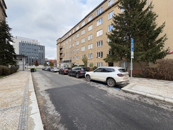 Venkovní pohled na dům - Pronájem bytu 2+1 v osobním vlastnictví 52 m², Praha 6 - Dejvice