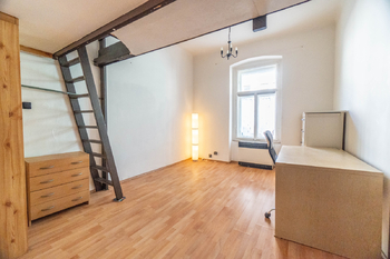 Pokoj s vestavěným patrem - Prodej bytu 1+1 v družstevním vlastnictví 34 m², Praha 3 - Žižkov