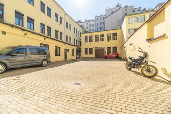 Dvůr - Prodej bytu 1+1 v družstevním vlastnictví 34 m², Praha 3 - Žižkov