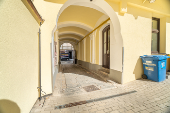 Vjezd do dvora - Prodej bytu 1+1 v družstevním vlastnictví 34 m², Praha 3 - Žižkov