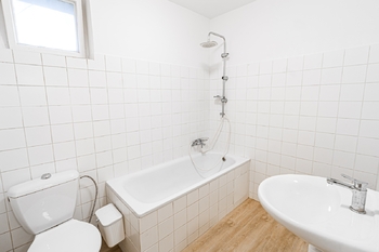 Koupelna - Pronájem bytu 2+1 v osobním vlastnictví 55 m², Jesenice