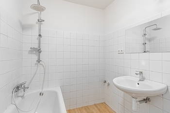 Koupelna, prostor pro pračku - Pronájem bytu 2+1 v osobním vlastnictví 55 m², Jesenice