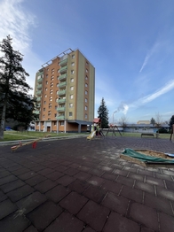 Dětské hřiště vedle domu - Prodej bytu 2+1 v osobním vlastnictví 54 m², Vsetín