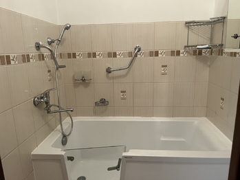 Bezbariérová vana - Prodej bytu 2+1 v osobním vlastnictví 54 m², Vsetín