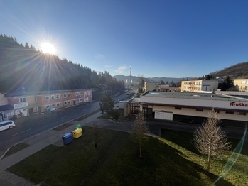 Krásný výhled z kuchyně - Prodej bytu 2+1 v osobním vlastnictví 54 m², Vsetín