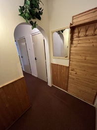 Zádveří s chodbou a skříněmi - Prodej bytu 2+1 v osobním vlastnictví 54 m², Vsetín