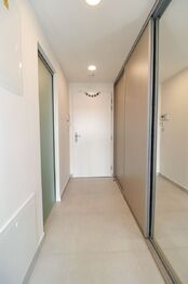 Předsíň - Prodej bytu 1+kk v osobním vlastnictví 36 m², Praha 9 - Libeň