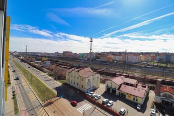 Výhled z lodžie - Prodej bytu 1+kk v osobním vlastnictví 36 m², Praha 9 - Libeň