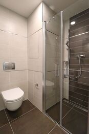 Koupelna - Prodej bytu 1+kk v osobním vlastnictví 36 m², Praha 9 - Libeň