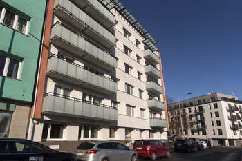 pohled na dům z ulice - Prodej bytu 3+1 v osobním vlastnictví 63 m², Praha 4 - Nusle