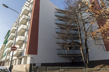 pohled na dům s balkony - Prodej bytu 3+1 v osobním vlastnictví 63 m², Praha 4 - Nusle