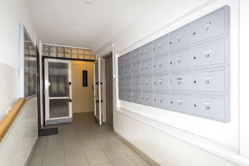 chodba v domě - Prodej bytu 3+1 v osobním vlastnictví 63 m², Praha 4 - Nusle