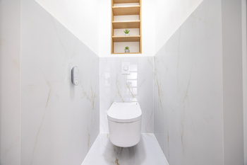 Automatická luxusní toaleta - Pronájem bytu 3+1 v osobním vlastnictví 55 m², Praha 6 - Dejvice