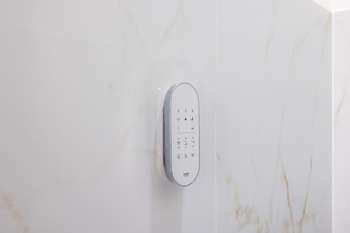 Automatická luxusní toaleta - Pronájem bytu 3+1 v osobním vlastnictví 55 m², Praha 6 - Dejvice