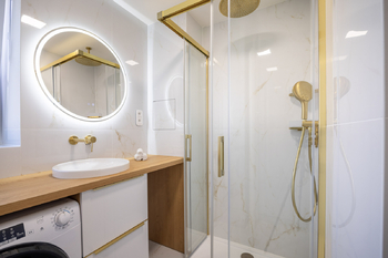 Koupelna se sprchovým koutem - Pronájem bytu 3+1 v osobním vlastnictví 55 m², Praha 6 - Dejvice