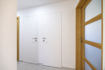 Vchod do koupelny a na WC - Pronájem bytu 3+1 v osobním vlastnictví 55 m², Praha 6 - Dejvice