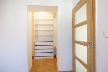 Šatna v jedné z ložnic - Pronájem bytu 3+1 v osobním vlastnictví 55 m², Praha 6 - Dejvice