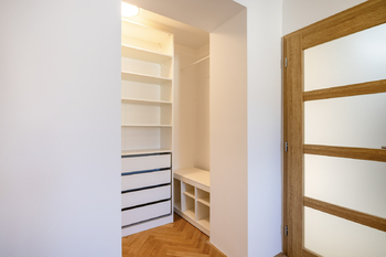 Šatna v jedné z ložnic - Pronájem bytu 3+1 v osobním vlastnictví 55 m², Praha 6 - Dejvice