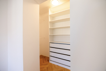 Šatna v jedné z ložnic - Pronájem bytu 3+1 v osobním vlastnictví 55 m², Praha 6 - Dejvice