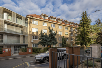 Pohled na dům z ulice Mydlářka - Pronájem bytu 3+1 v osobním vlastnictví 55 m², Praha 6 - Dejvice