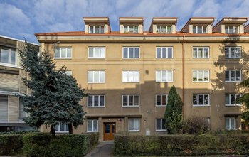Pohled na dům z ulice Mydlářka - Pronájem bytu 3+1 v osobním vlastnictví 55 m², Praha 6 - Dejvice