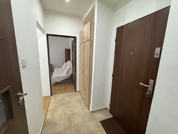 chodba - Pronájem bytu 1+1 v osobním vlastnictví 36 m², Kladno