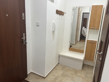 chodba - Pronájem bytu 1+1 v osobním vlastnictví 36 m², Kladno