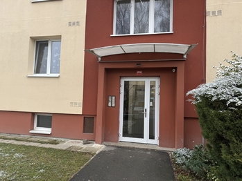 vstup do domu - Pronájem bytu 1+1 v osobním vlastnictví 36 m², Kladno