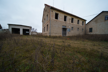 boční pohled na dům a garáž - Prodej domu 1313 m², Vranovice