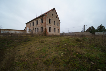 pohled od garáží - Prodej domu 1313 m², Vranovice