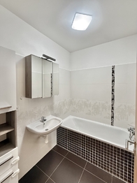 Koupelna - Pronájem bytu 2+kk v osobním vlastnictví 62 m², Benešov