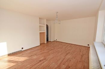 Obývací pokoj s okny do ulice. - Pronájem bytu 3+1 v osobním vlastnictví 140 m², Otvovice