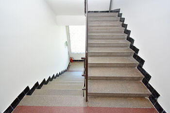 Schodiště v domě.  - Pronájem bytu 3+1 v osobním vlastnictví 140 m², Otvovice
